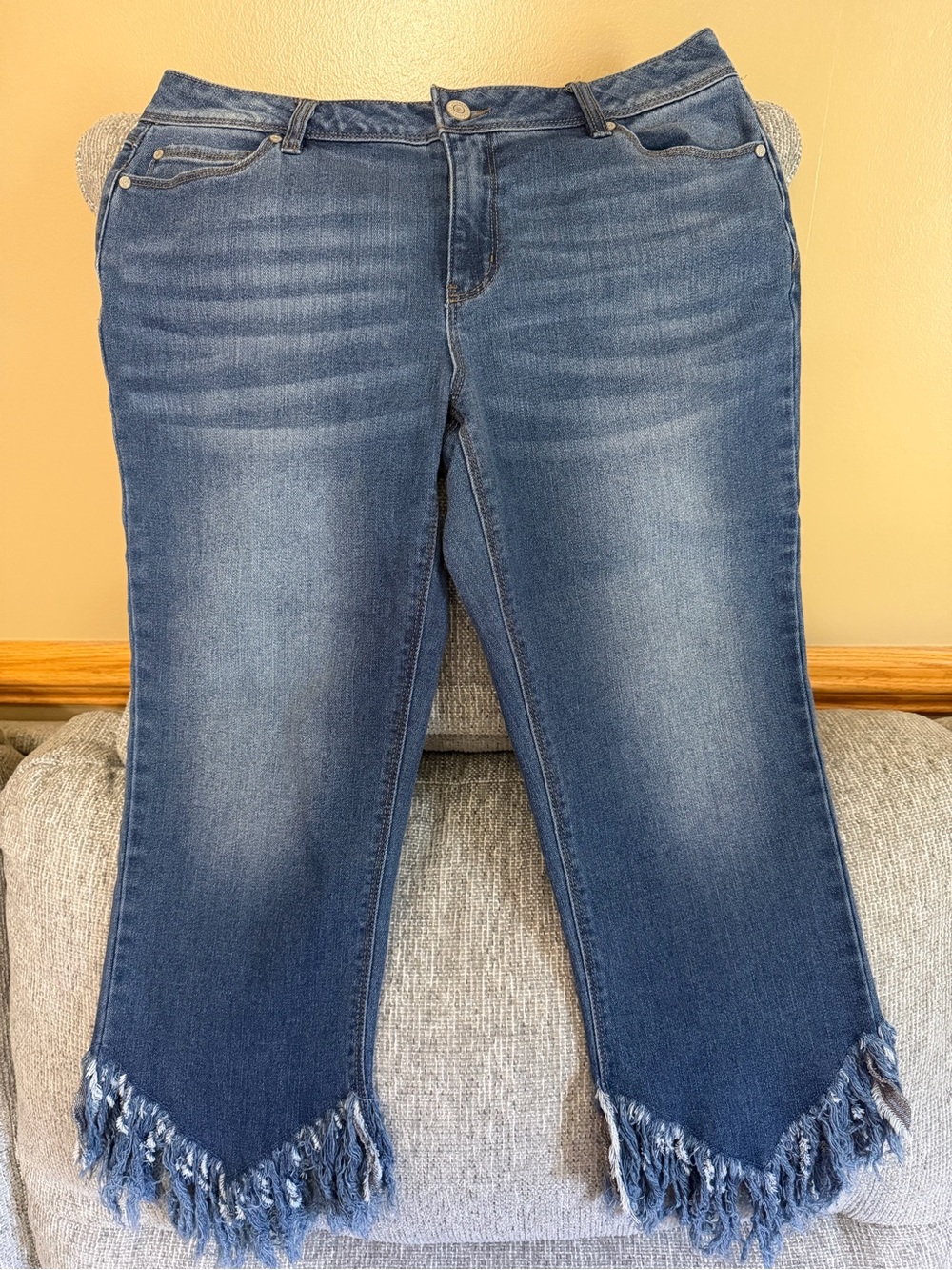 Cato Women's Medium Blue Frayed Hem Cropped Jeans